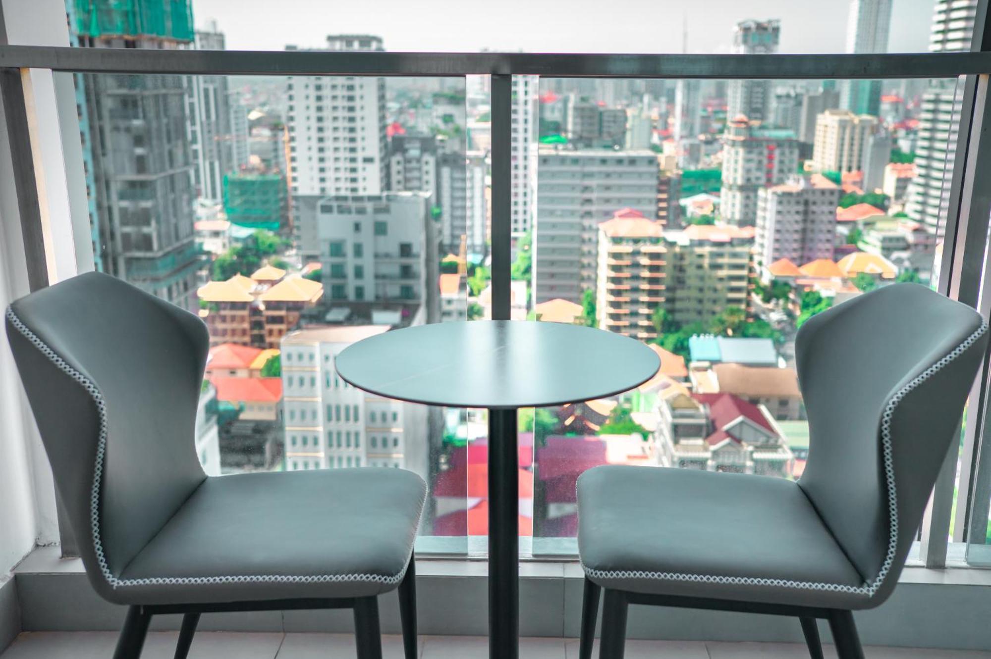 Hotel Serviced Apartments Top One Infinity Pool With View Of 360 Degree Phnom Pen Exterior foto